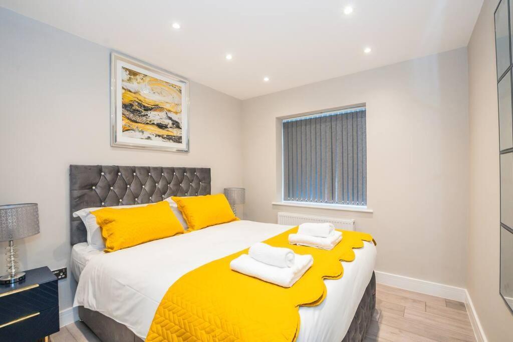Langston House: 2 Bed, 2 Bath Luxury Apartment Hedgerley Exterior foto